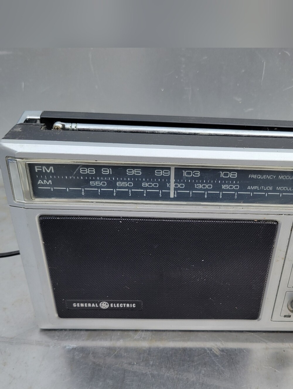General Electric AM/FM Radio Model 7-2850B